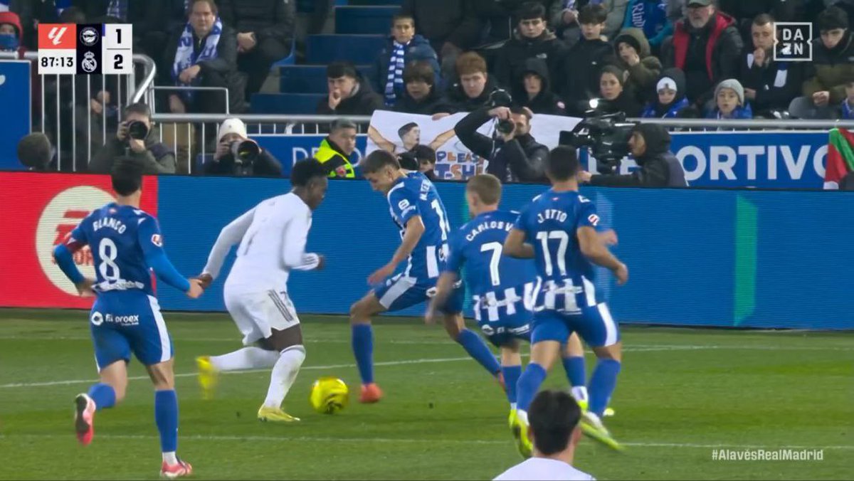 🖥️💥 Erreur incompréhensible de la VAR lors du match Alavés - Real Madrid.

👉🏻 Vinicius déborde Tenaglia et le défenseur le fait trébucher dans la surface.

❌ PENALTY.

⤵️⤵️