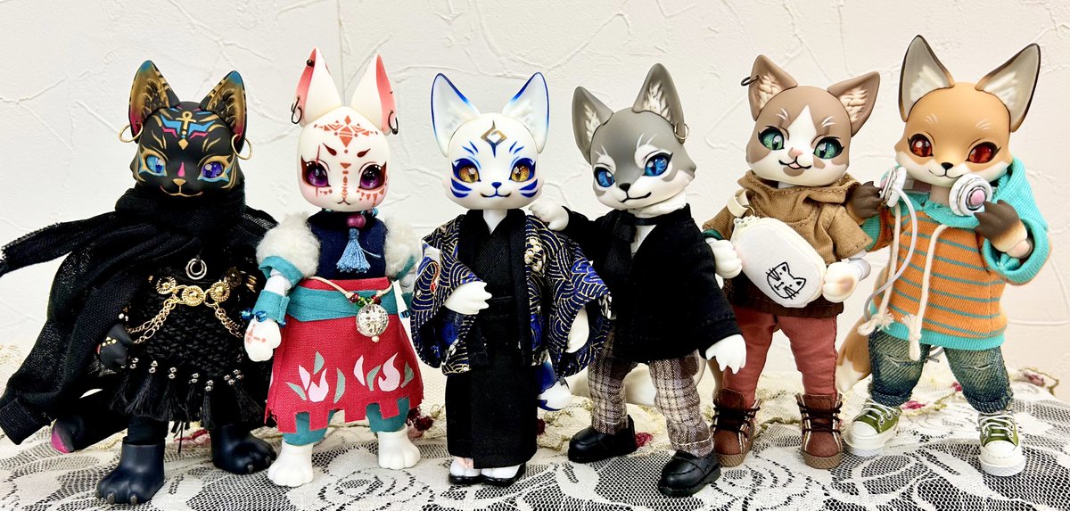 以前オーダーで命を吹き込んでいただいたアヌビス風gau🐺くんのおよふく、年単位でなかなか決まらなかったのですが、少し前にmaruccorina様より素敵なセットを購入させていただきました！
愛い！格好イイ！
ということで、揃った記念にうちの子たちの🆕集合写真ﾊﾟｼｬﾘ(*´³`*)

#時兎アニマルドール