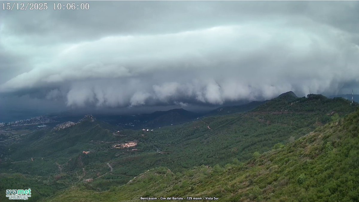 Buenos días!
🌡️⬇️ Benicasim: 11,9ºC
🌡️⬇️ Monte Bartolo (729 m): 7,4ºC
OJO!‼️‼️ Flipando con la vista desde el Monte Bartolo Hacia la Plana de Castellón. Creo que viene en dirección a Benicasim. Debe estar cayendo fuerte por ahí. 😮😮 <a href="/avamet/">AVAMET</a> <a href="/apuntoratge/">À Punt Oratge</a>