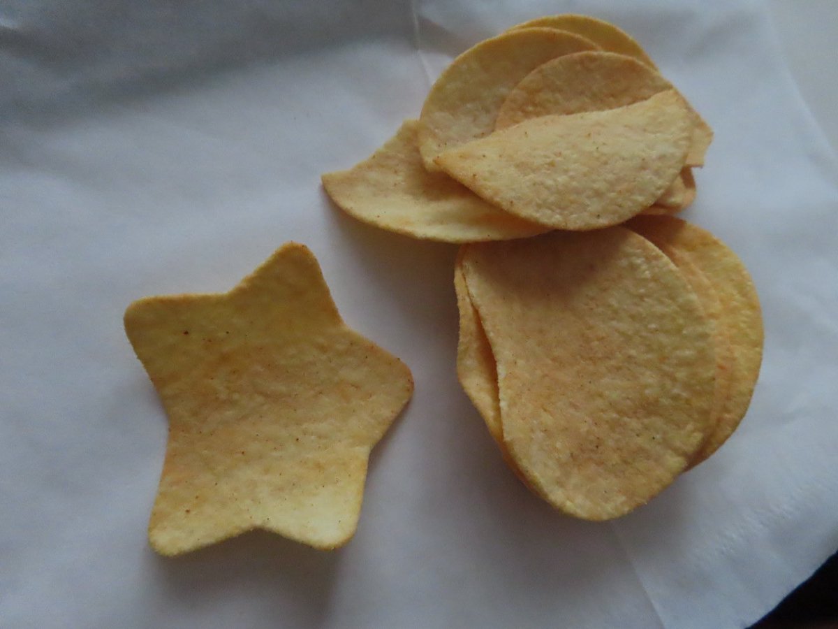 ポテチ食べてたら、星型のが入ってた🌟 これって、入ってたらラッキー