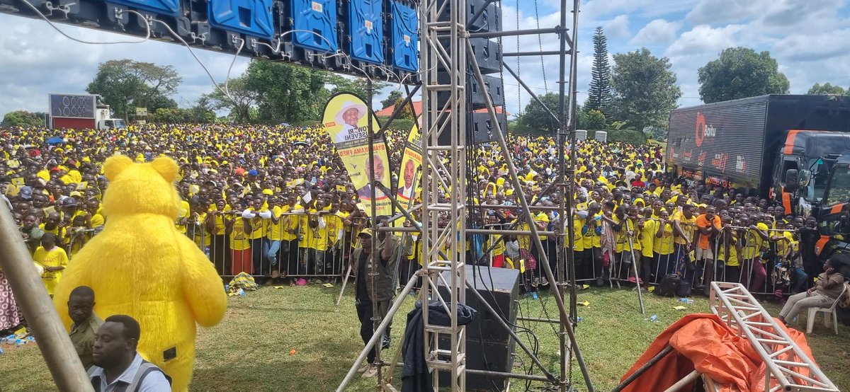 ericmuhangi22's tweet photo. Kakumiro is already yellow.
Thousands have gathered at Kakeeta Playground in Kakumiro district to listen to the NRM Presidential Candidate, @KagutaMuseveni, as he winds up his tour of Bunyoro sub-region. #ProtectingTheGains
#ONVC. https://t.co/UCl0G7oJXg