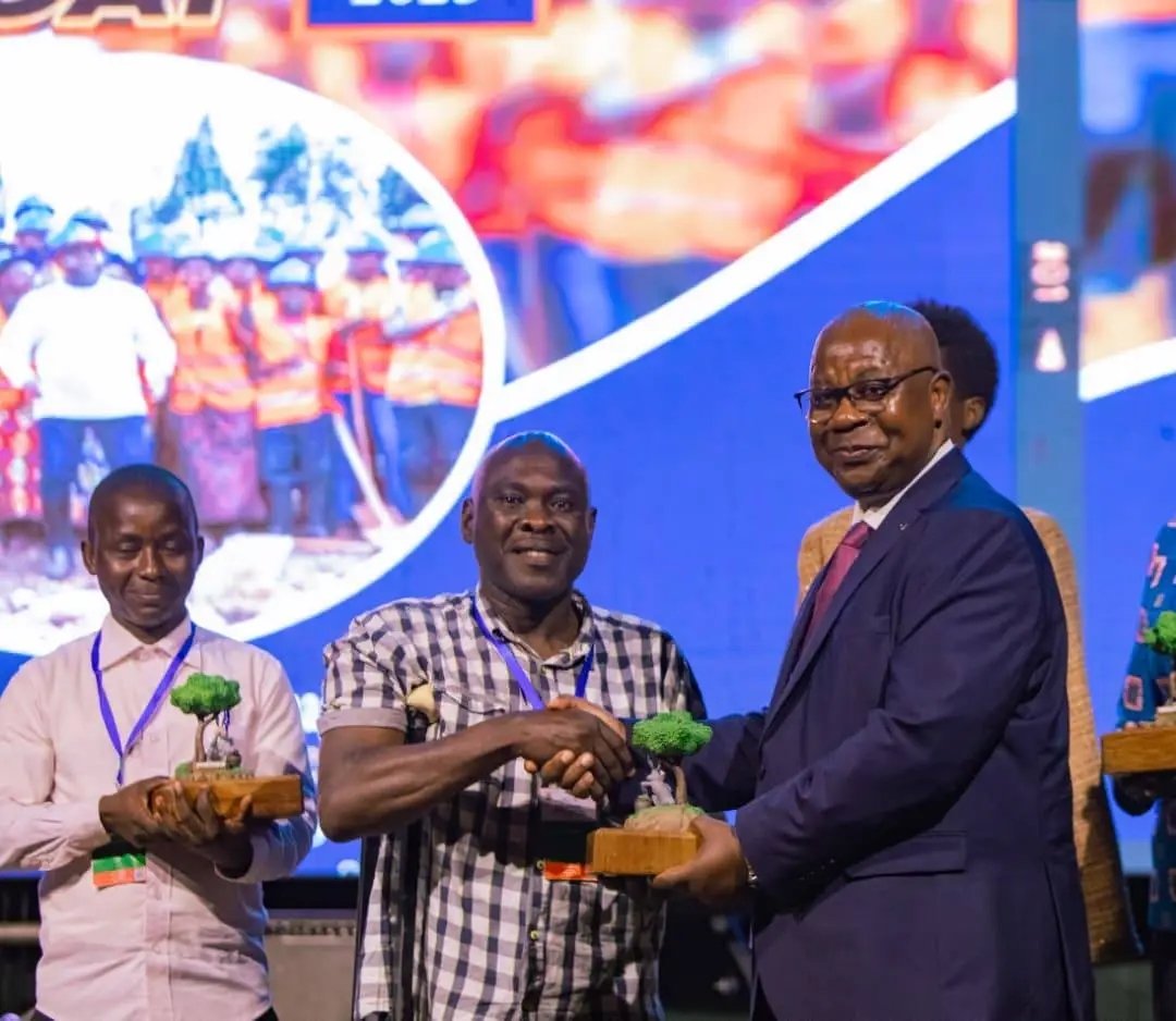 GoGomedia1's tweet photo. imigambi itatu  yaronkejwe ubushimwe  mu #Inkerebutsi Day .

🖊️ Umugambi woguhingura imashini n'insyo wa Nihorimbere Diomède.

🖊️Umugambi wa Dany agendana ubumuga afise ishirahamwe ryo gucapa. 

🖊️Umugambi wa Iraganje Miséricorde afise uruganda rwo gushona aho akoresha abantu 13 https://t.co/AIIhUbGSf7