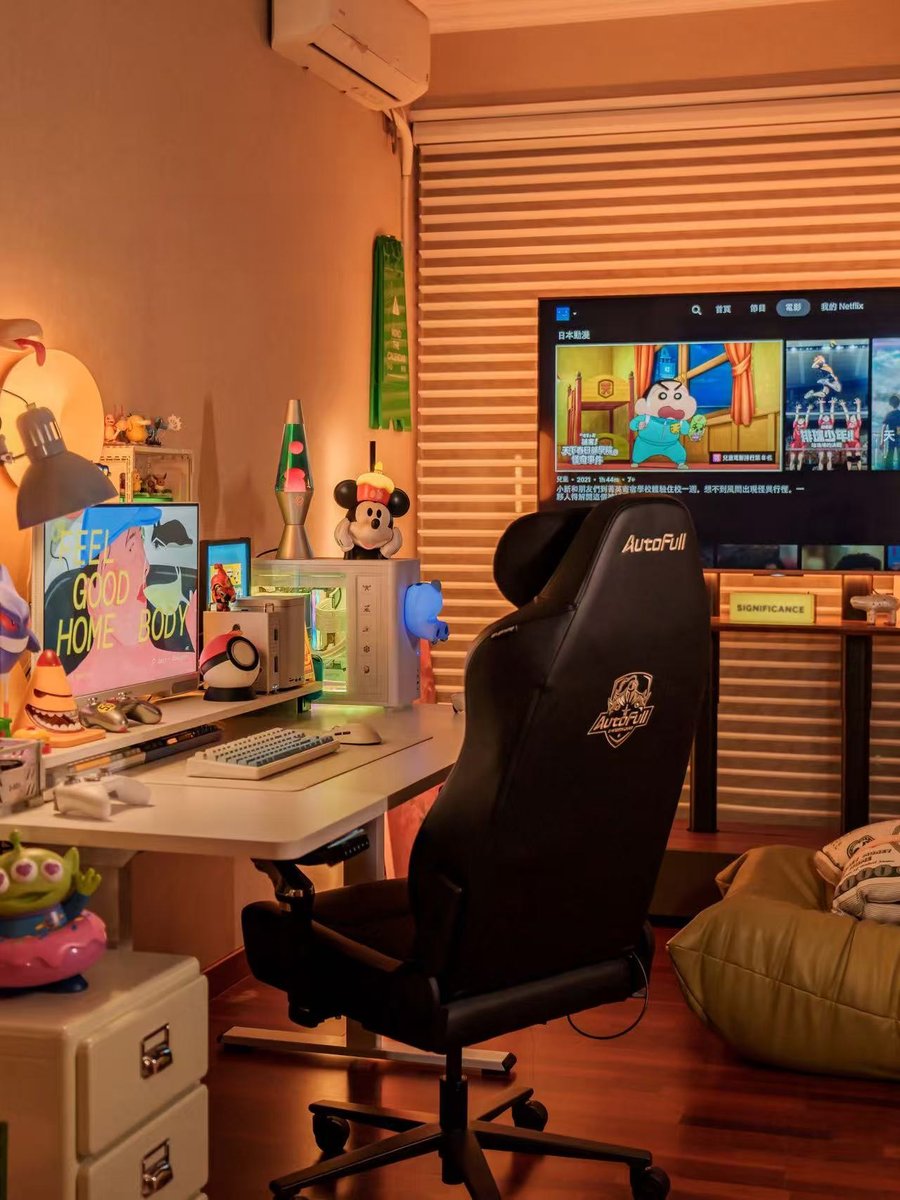 AutoFullGlobal's tweet photo. Warm lights, cozy shows, and my AutoFull M6 right where it belongs. This corner = pure comfort. ✨📺#gamingchair #desksetup #autofull https://t.co/l0CqRq0088