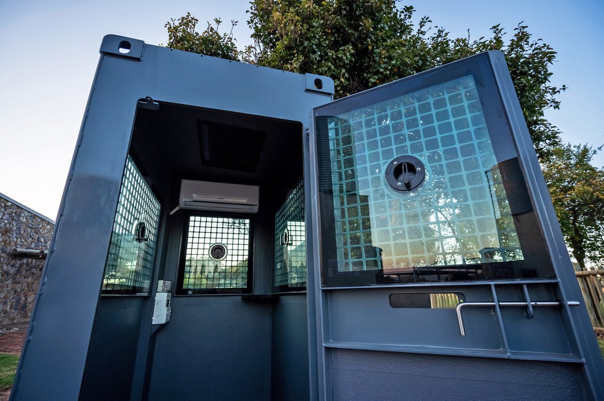 👀 Need an armoured guardhouse to help keep your facility safe in the new year? We offer two standard sizes: 1.2 x 1.8 m and 2.4 x 3.0 m. ✌️

💪 B6 protection
🔫 Gunports all round
🧐 Escape hatch
🔦 4 x LED spotlights
❄️ Commercial air-con

👉 Details: svi.co.za/armoured-guard…
