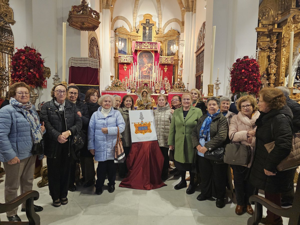 El 13 de Diciembre, tras la misa dedicada a la Algaba, se presentó el boceto de la nueva insignia dedicado al pueblo.
Un grupo de devotas algabeñas estuve presente durante la eucaristía, y se realizaron una foto con la insignia que les representará

#santalucia2025