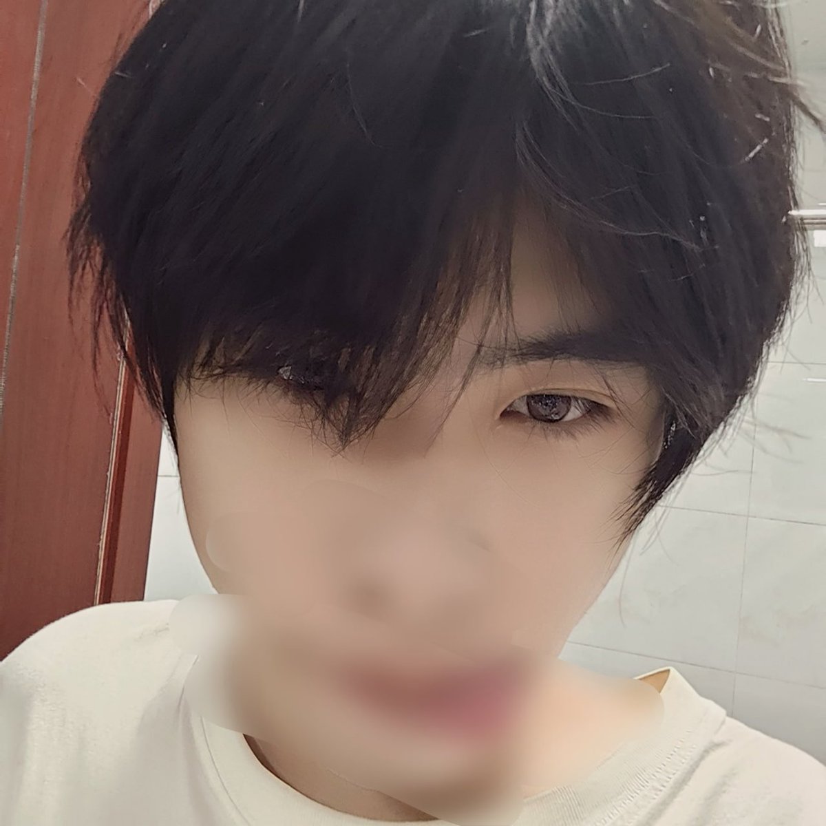 #苏州 昆山 刚满18岁小帅 178/116，喜欢瘦瘦的 喜欢抽象有抽烟没有不良癖好，来这里想来一场甜甜的恋爱，喜欢留言哦。