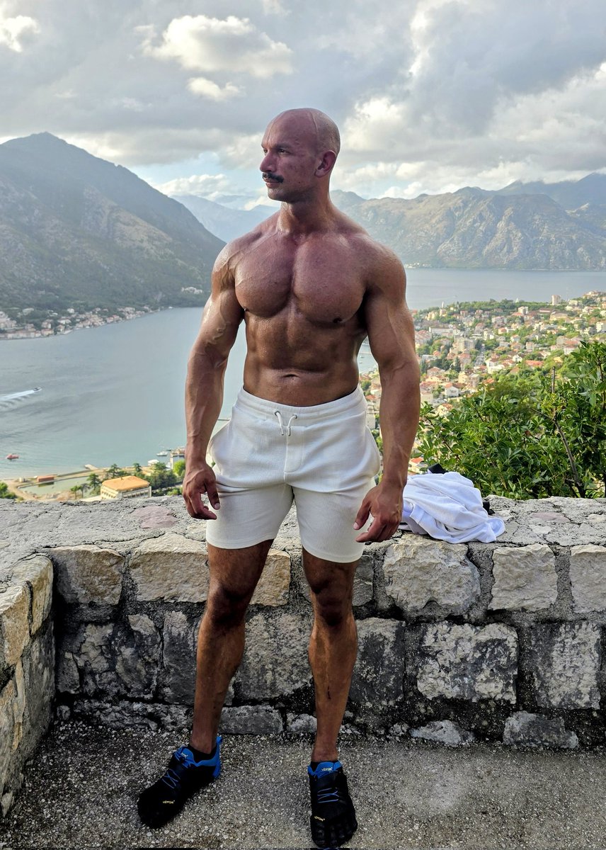 SamaHoole's tweet image. Been carnivore for 5 years.

Used to burn within 30 minutes of sun exposure.

Red, peeling, miserable.
Now? I can spend hours in direct sun with zero sunscreen and my skin just... tans. Like a normal human.

What changed? Removed seed oils.

Your cell membranes are made of fat.…