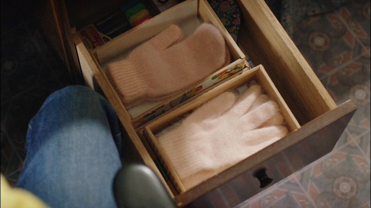 midowaparasol's tweet image. "gloves. pink angora gloves." 🩷