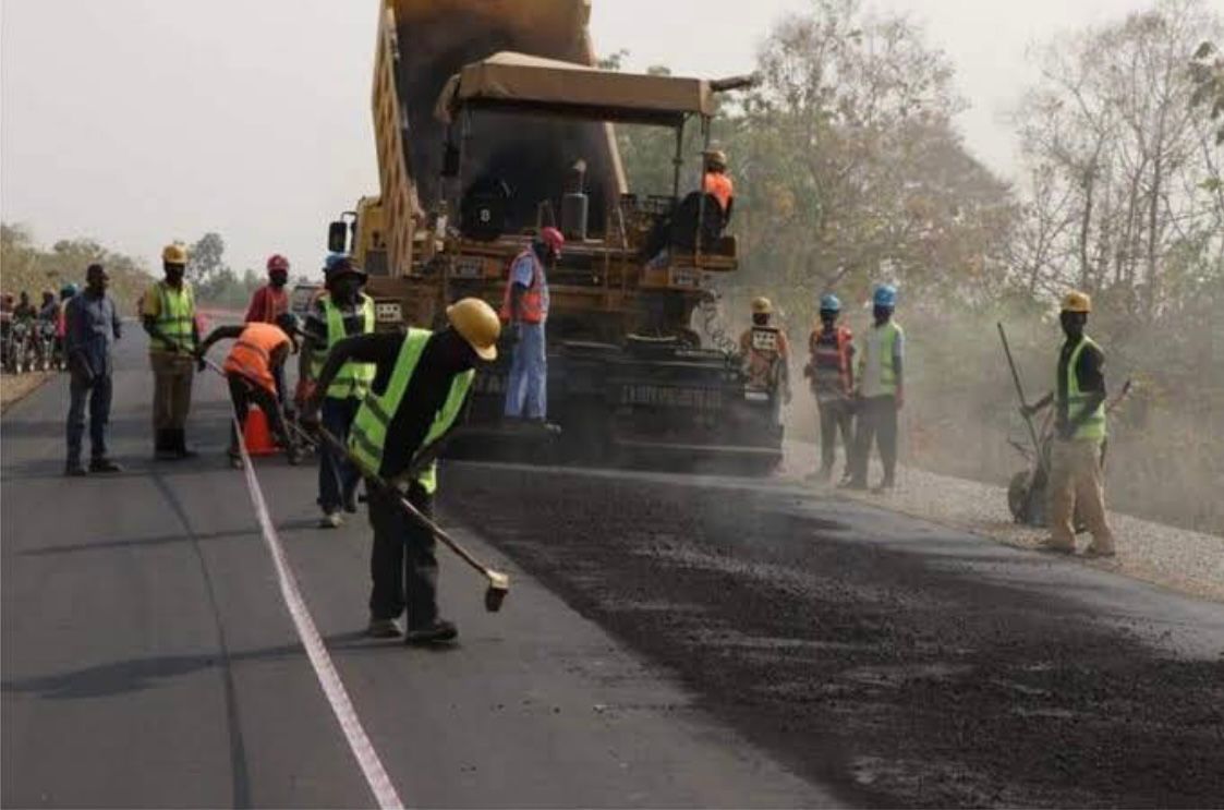 jarmari01's tweet photo. Ongoing Rehabilitation of the Kano–Hadejia Federal Highway. 

Construction work is progressing steadily on the Kano–Hadejia Road, a critical federal highway designed to strengthen regional connectivity, enhance road safety, and unlock economic opportunities across Kano State and the wider North-West region.

This vital project is part of the infrastructure development drive under the Renewed Hope Agenda of His Excellency, President Bola Ahmed Tinubu, GCFR, reflecting the administration’s strong commitment to delivering sustainable, people-focused infrastructure that directly improves the lives of Nigerians.

Special commendation goes to the Honourable Minister of Works, Engr. Dr. David Umahi, for his exemplary leadership, professional oversight, and unwavering dedication to quality execution and timely delivery of federal road projects nationwide.

When completed, the Kano–Hadejia Road will: ✅ Ease transportation and reduce travel time
✅ Boost trade and commercial activities
✅ Improve road safety
✅ Enhance the socio-economic wellbeing of communities along the corridor

Step by step, we are building the infrastructure that drives growth, connects communities, and powers national development.