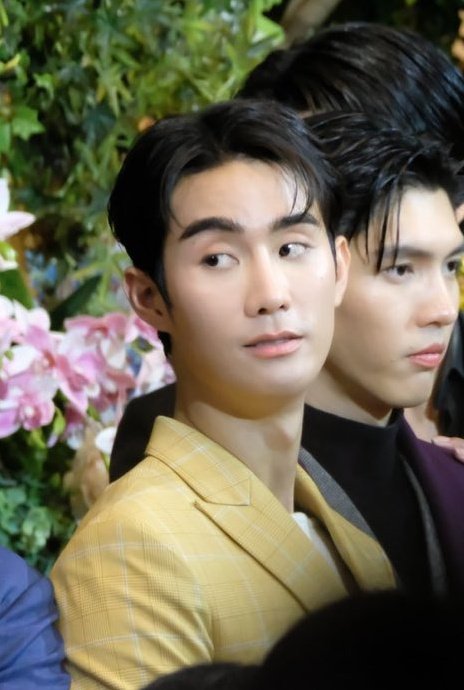 สถานการณ์พรุ่งนี้ 
.
.
.
.

                          ดิวบุ๊ค                          ฟอส
                                                 : คุยอะไรกันว๊ะ
                                                 : บี๋ไปยิ้มให้เค้าทำไม