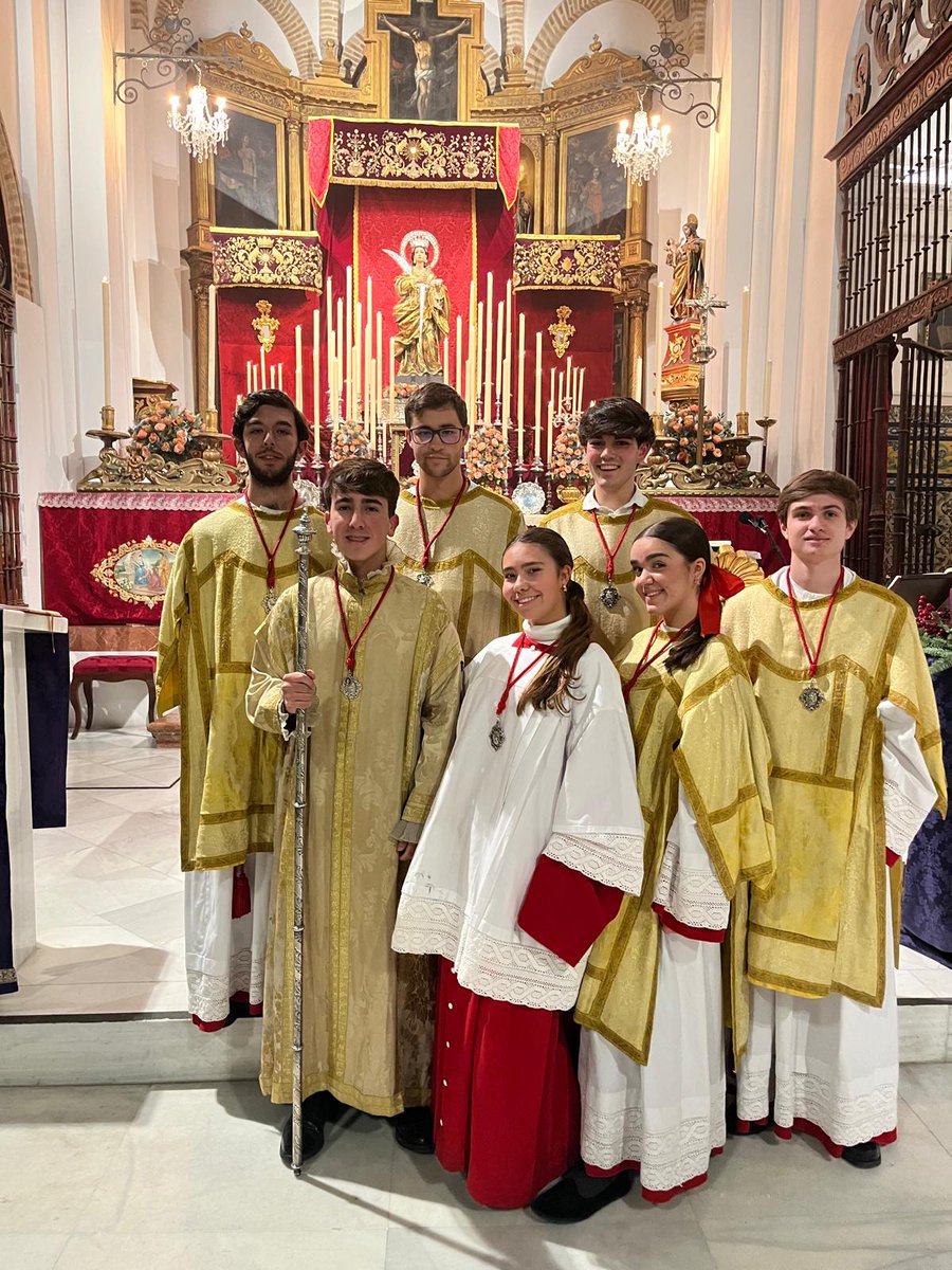 *Recuperación Patrimonial*:

Durante el Triduo a nuestra titular, se recuperó la participación de los acólitos con las dalmáticas doradas. Estas dalmáticas han sido restauradas con el fin de poder ser empleadas a partir de ahora en los cultos de la corporación. 

#santalucia2025