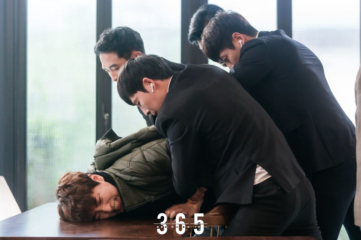 📌다수에게 붙잡힌, 포박당한, 어깨를 잡힌 포즈 모음 - 드로잉 레퍼런스
Multiple-Restraint Poses - Drawing Reference