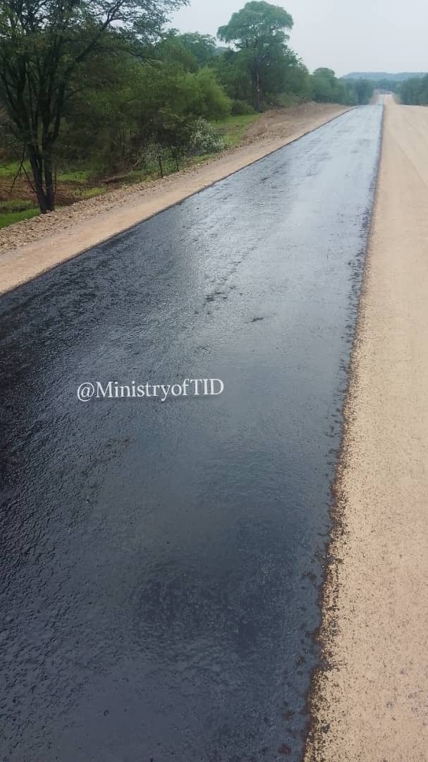 #RoadUpdate
Progress continues as the priming phase is now underway on the Bulawayo-Victoria Falls Road Rehabilitation and Widening Project (Hwange Section). #KilometerbyKilometer, we are enhancing the road infrastructure network and regional connectivity.

Tag someone who