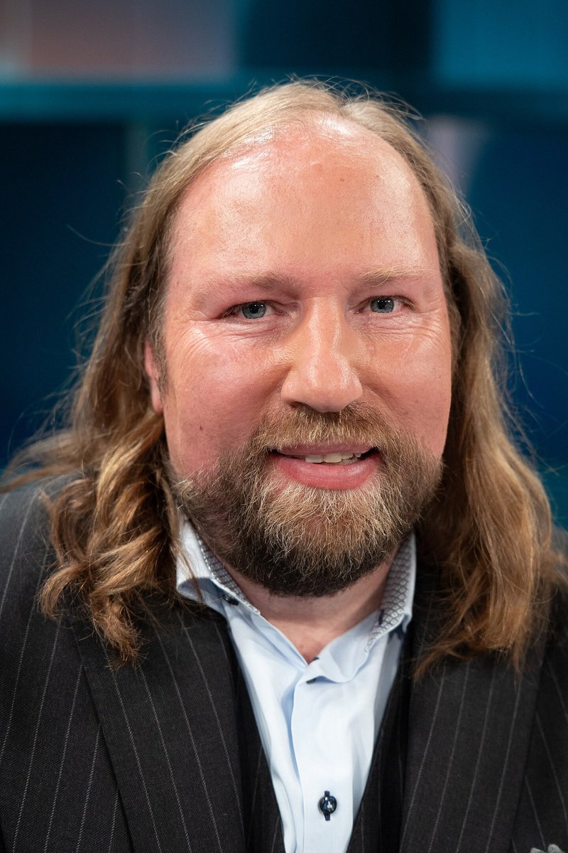 Meine morgendliche Begegnung mit Anton Hofreiter:
Heute Morgen – nach einer wahren Odyssee zum (wegen Selenskyj komplett abgesperrten) Bundestag – kam mir auf dem Fahrrad Anton Hofreiter entgegen. Auf meinen humoristischen Zuruf „Herr Hofreiter, die Ostfront ist woanders“, kam