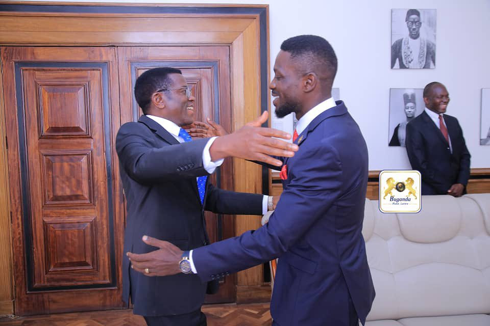 KlaUpdates's tweet image. PICTORIAL: @NUP_Ug presidential candidate @HEBobiwine, along with other NUP leaders including the Leader of Opposition in  Parliament @JoelSsenyonyi, meets with Katikkiro @cpmayiga at  Bulange, Mengo #KlaUpdates