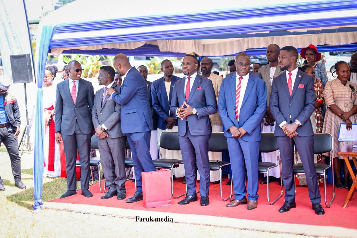 KlaUpdates's tweet image. PICTORIAL: @NUP_Ug presidential candidate @HEBobiwine, along with other NUP leaders including the Leader of Opposition in  Parliament @JoelSsenyonyi, meets with Katikkiro @cpmayiga at  Bulange, Mengo #KlaUpdates