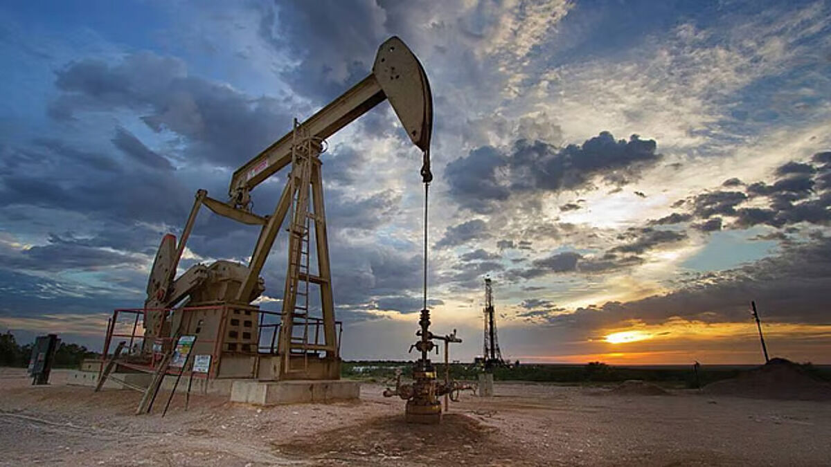 ارتفعت أسعار النفط اليوم، لتعوض جزءًا من انخفاضها بنسبة 4% عن الأسبوع الماضي.. وصعدت العقود الآجلة لخام برنت 25 سنتًا أو بنسبة 0.4% لتصل إلى 61.37 دولارًا للبرميل.. فيما زاد سعر خام غرب تكساس الوسيط الأمريكي 23 سنتًا أو بنسبة 0.4% إلى 57.67 دولارًا للبرميل 