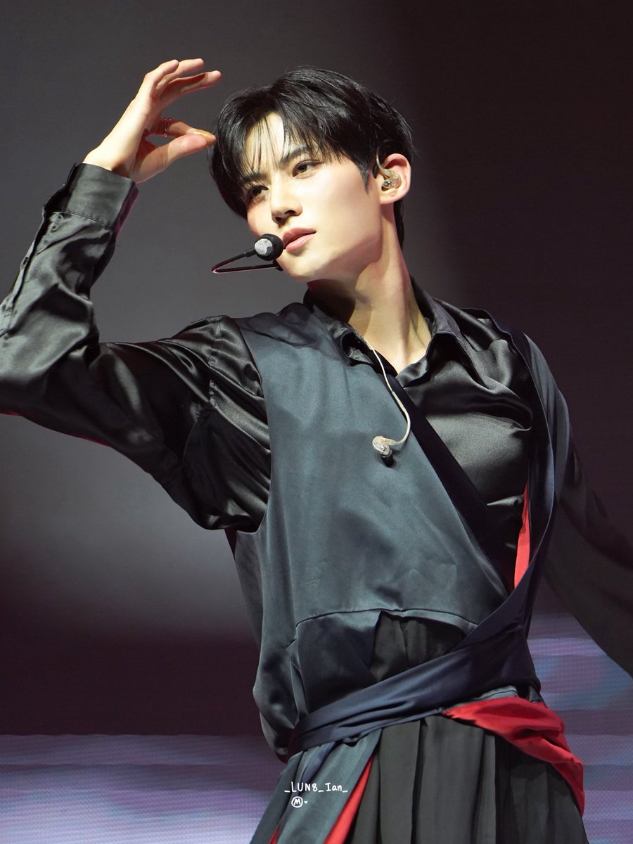 12월생인 이안이에게 제가 선물하고 싶은 것은
'사랑이 내리는 스노우돔❄️💕'입니다!!
스노우돔 안은 러베이트로부터의 사랑의 메세지가 무한히 내려옵니다†˚ʚ(՞ ܸ. . ܸ՞)ɞ˚†
공연중인 이안이 반짝반짝 빛나듯이, 러베이트의 사랑의 메세지도 반짝반짝 빛나면 기쁠 것 같아요♡

#루네이트 #LUN8