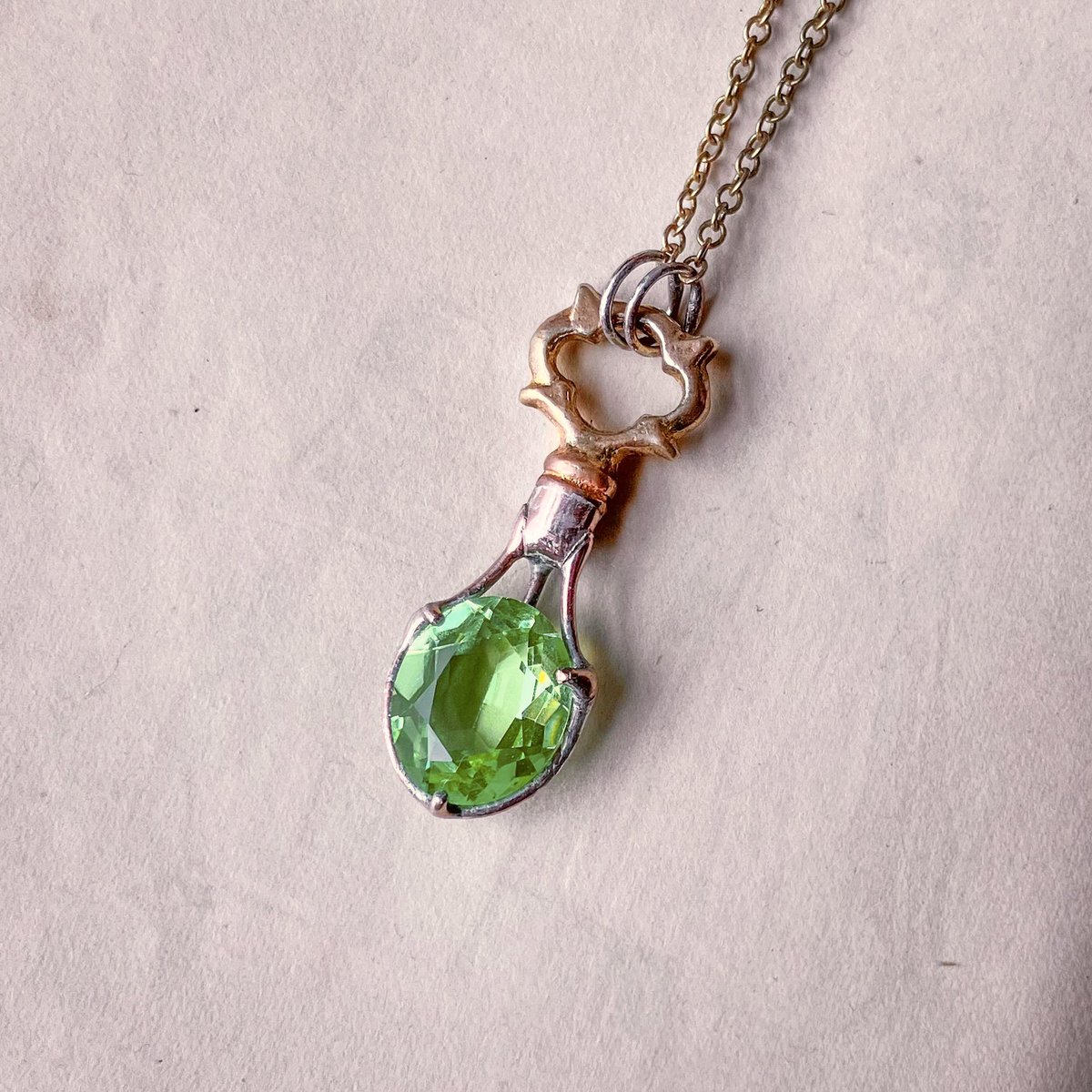 ウランガラスと小さな鍵でネックレスを作りました。 ウランガラスは