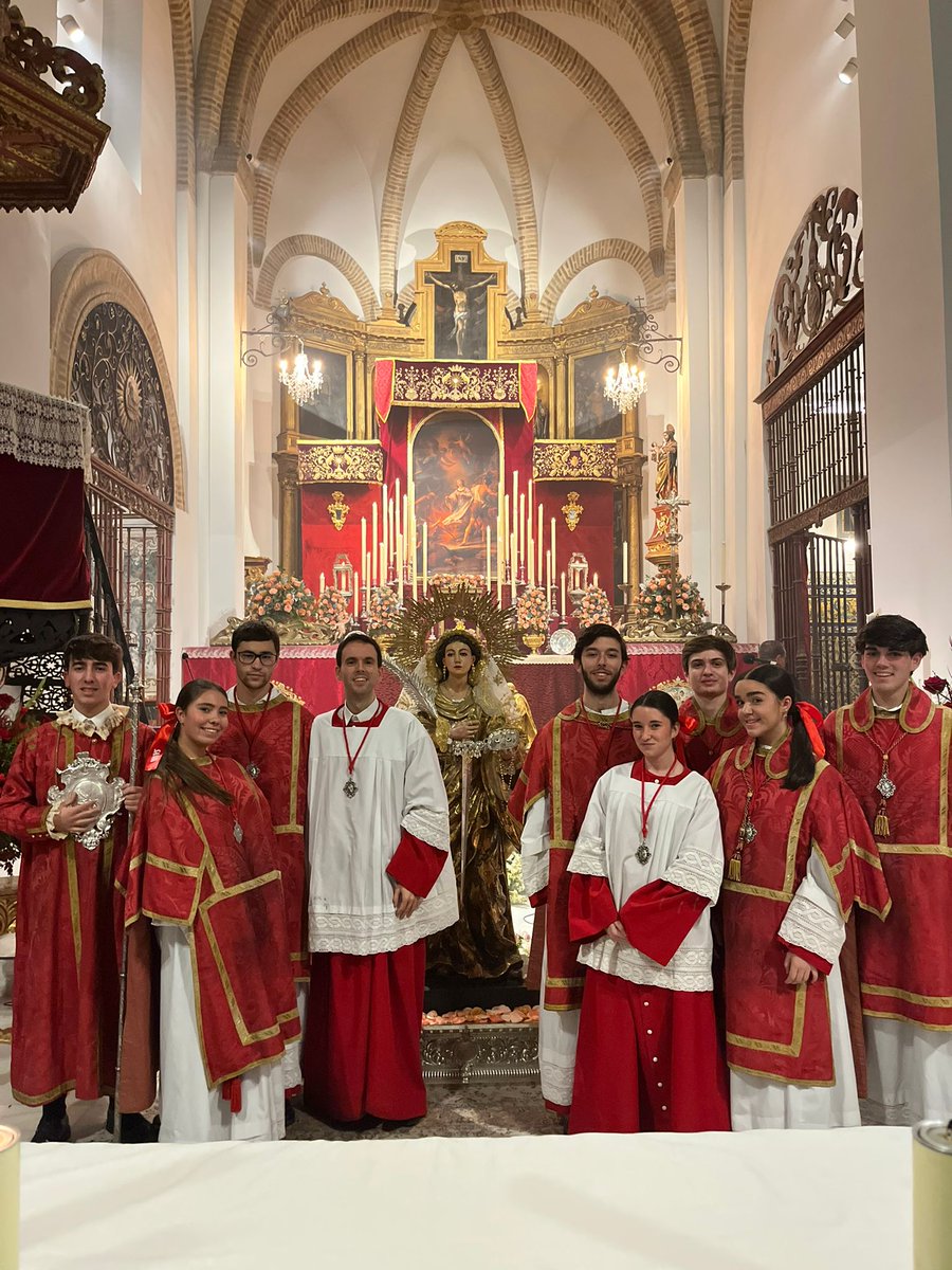 *Recuperación Patrimonial*:

Durante la Función, se recuperó la participación de los acólitos con las dalmáticas rojas antiguas. Estas dalmáticas han sido restauradas con el fin de poder ser empleadas a partir de ahora en los cultos de la corporación. 

#santalucia2025