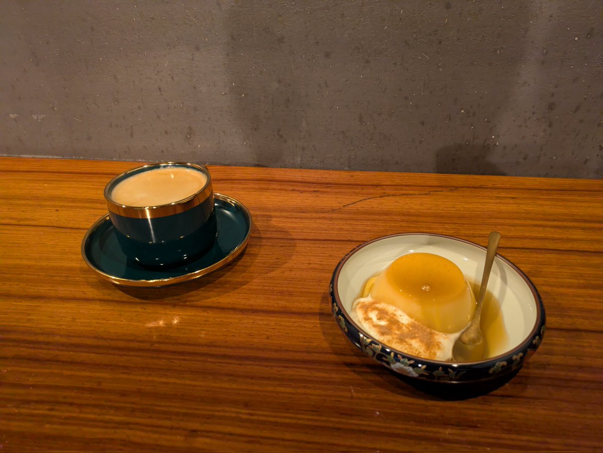 MimasakaR's tweet photo. 天高く翔べ！　カフェ営業
ホットコーヒー
黒糖プリン
桑名もち小麦のパンケーキ
パンケーキはすごくモチモチして甘さ控えめで美味しかったです
黒糖プリンも黒糖の風味がしっかり香って美味しかった https://t.co/F3GqVkGgf0