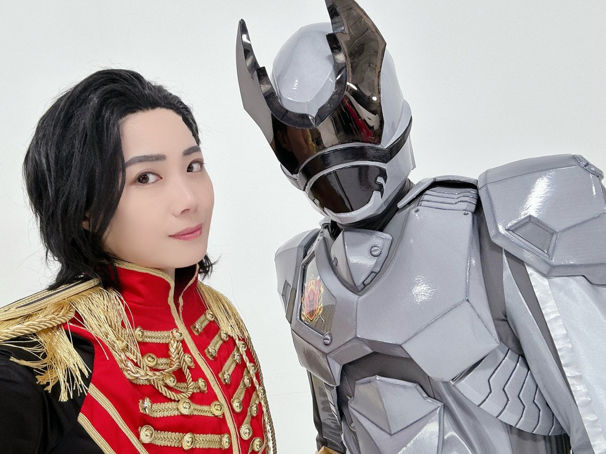 #20251213王様大集合
【cosplay】
変身前👑🩶でした！
改めて最高な方々と素晴らしい併せをご一緒できて感無量…🙏✨

オオクワWINGさんスタイルお化けだったなぁ