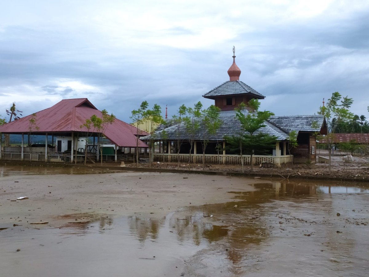 Bersama tim relawan brigade masjid BKPRMI Aceh melakukan kunjungan ke Masjid Al Madinah Tgk Jafakeh Kecamatan Meurah Dua Pidie Jaya memastikan rumah ibadah dapat digunakan pada waktu shalat pasca Banjir Bandang Sumatera 
#bkprmiaceh
#pidiejaya