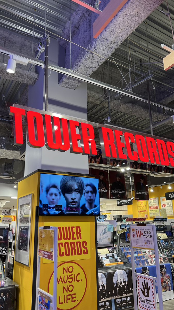 ポスター KM お店にIMP.の曲かかっていてMV流れていてポスターがたくさんあってCDが