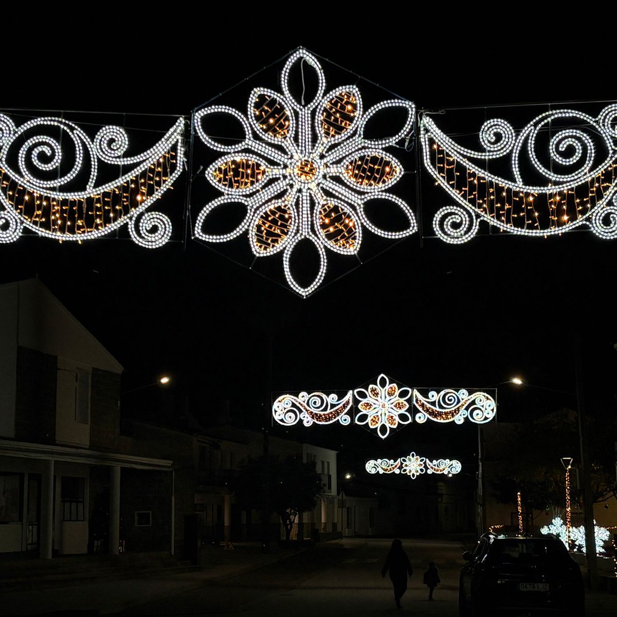 isedex's tweet photo. ✨🎄 Iluminación navideña en Valuengo 🎄✨

En Valuengo, un municipio con menos de 400 habitantes, se vive una Navidad especial con una iluminación cuidada y de calidad, transformando sus calles y creando un ambiente acogedor y festivo. https://t.co/JDNKTFVnJv