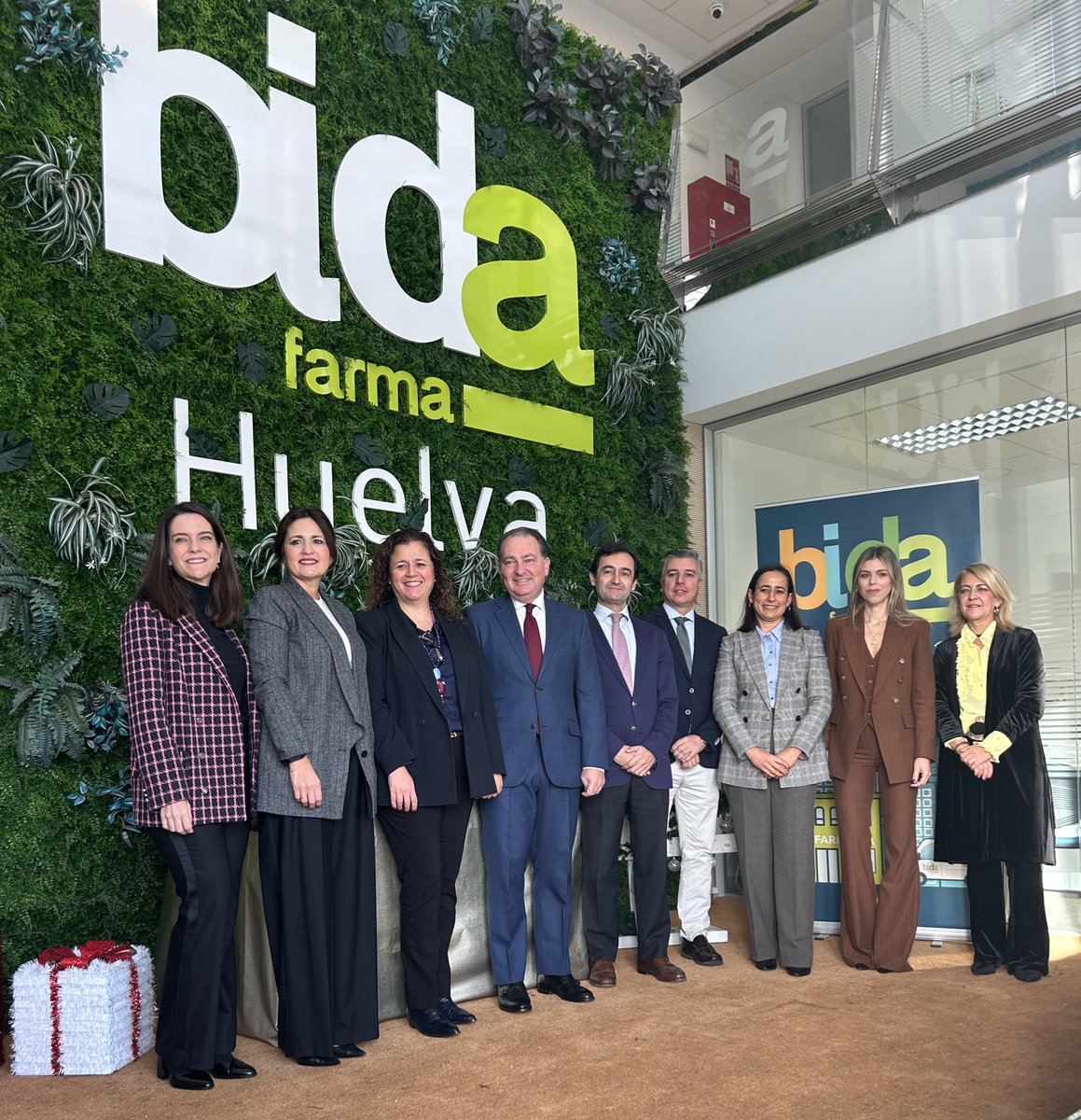 Hoy recibimos en Bidafarma Huelva la visita del presidente de la <a href="/DipuHU/">Diputación de Huelva</a>, David Toscano. Le ha dado la bienvenida un equipo de Bidafarma Huelva, encabezado por Carlos Jurado, consejero de Bidafarma Andalucía Occidental, y María Macías, consejera en Huelva.