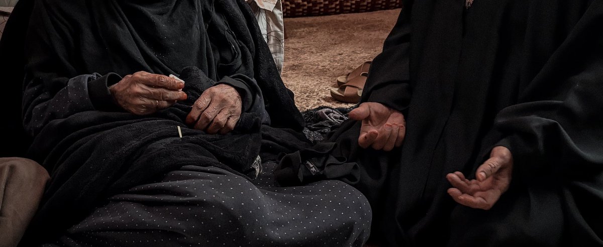 «واللي على يدّيك ماهي تجاعيد
هذي زخارف نور .. ودروب جنّة»