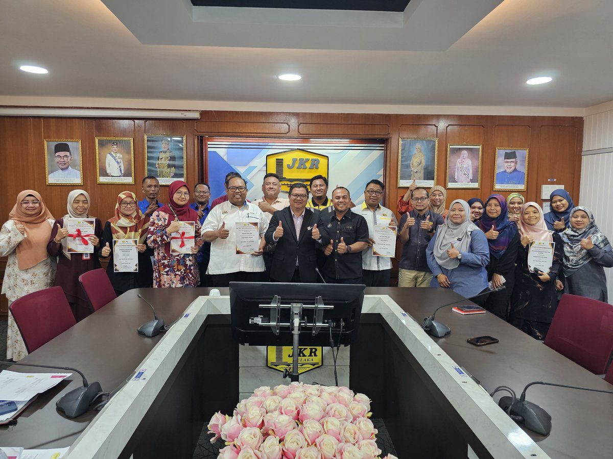Pengarah Kerja Raya Melaka YBrs. Tuan Ir. Hj. Mohamad Salzeli bin Moktar petang ini mempengerusikan Mesyuarat Penutup Audit Dalam EKSA Bil. 1/2025 JKR Melaka di Bilik Mesyuarat Utama, JKR Melaka.