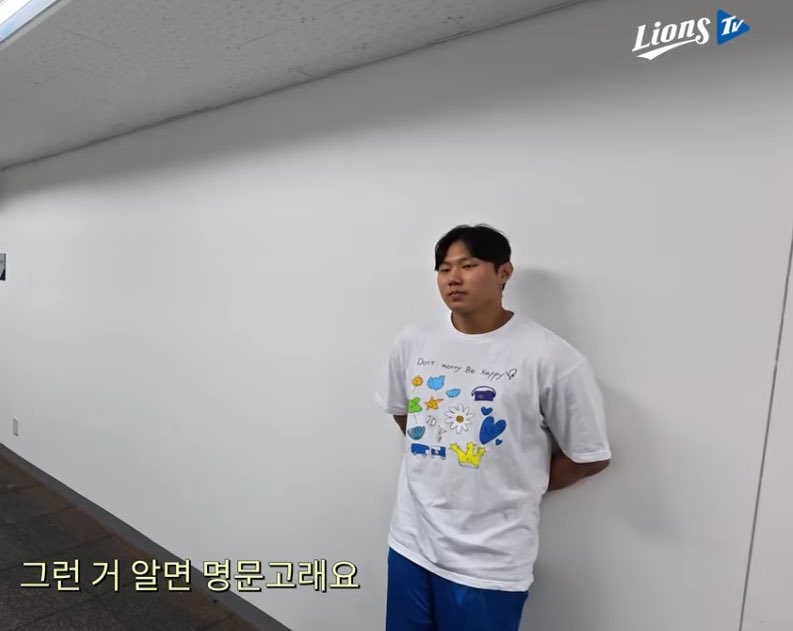 찬승이 짇짜 너무 얼라다 …
다른 사람들 칠판 앞에 붙어서 막 얘기하는데
찬승이는 벽에 붙어서 몸을 가만히 못 둠ㅠㅠㅠ