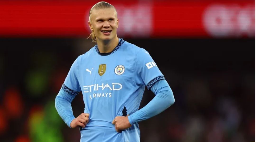 النجم النرويجي إيرلينغ هالاند سجل أهدافا مع مانشستر سيتي أكثر مما سجل البرتغالي كريستيانو رونالدو مع مانشستر يونايتد رغم الفارق الكبير في عدد المباريات الملعوبة لكلا اللاعبين. 