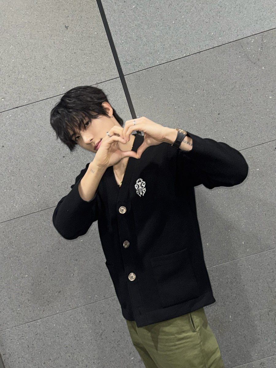 THEBOYZ_officl's tweet image. [📸] 에릭 아이돌 라디오 시즌4 DJ 완료🐶 아돌라와 돌랑이의 Love member 사랑둥이 에디💕 돌랑이와 에디는 서로만 생각하면 심장이 따뜻해지는 사이🔥

#THEBOYZ #더보이즈
#ERIC #에릭