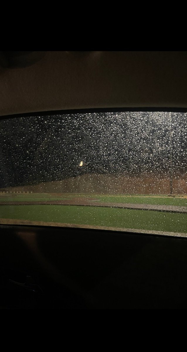 #مساء_الود_والورد

ليه المطر بالذات ريحه وصبه
كنه رسولن بين الاحباب بالذات 🍂