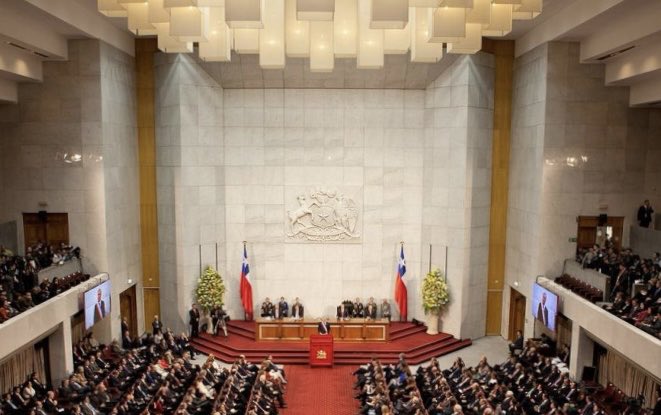 gonzalodowney's tweet photo. La prensa, centros de opinión y políticos en TODO el mundo están hablando una vez más con asombro, admiración y hasta envidia de dos viejas, sobrias y sólidas tradiciones chilenas: el llamado presidencial al vencedor y la costumbre del candidato derrotado de ir a saludar al ganador.

Tenemos que estar orgullosos de esta República sobria, seria y ejemplar que hemos construido entre todos ❤️🇨🇱