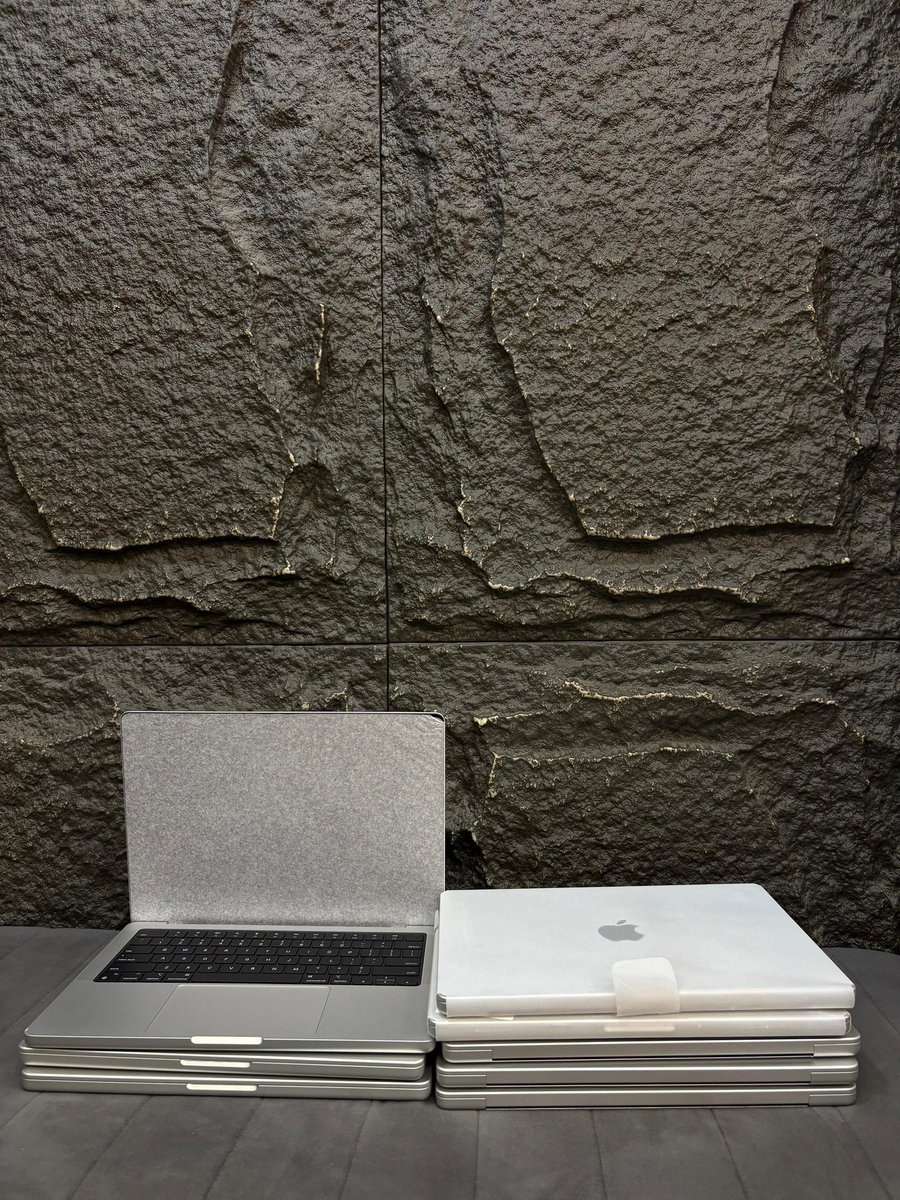 🇺🇸 Brand new (no box) MacBook Pro 2024

M4 Pro Chip
14"
48GB RAM || 1TB SSD
14-Core CPU || 20-Core GPU
Touch ID
Liquid Retina XDR display 

SILVER

N2,850,000