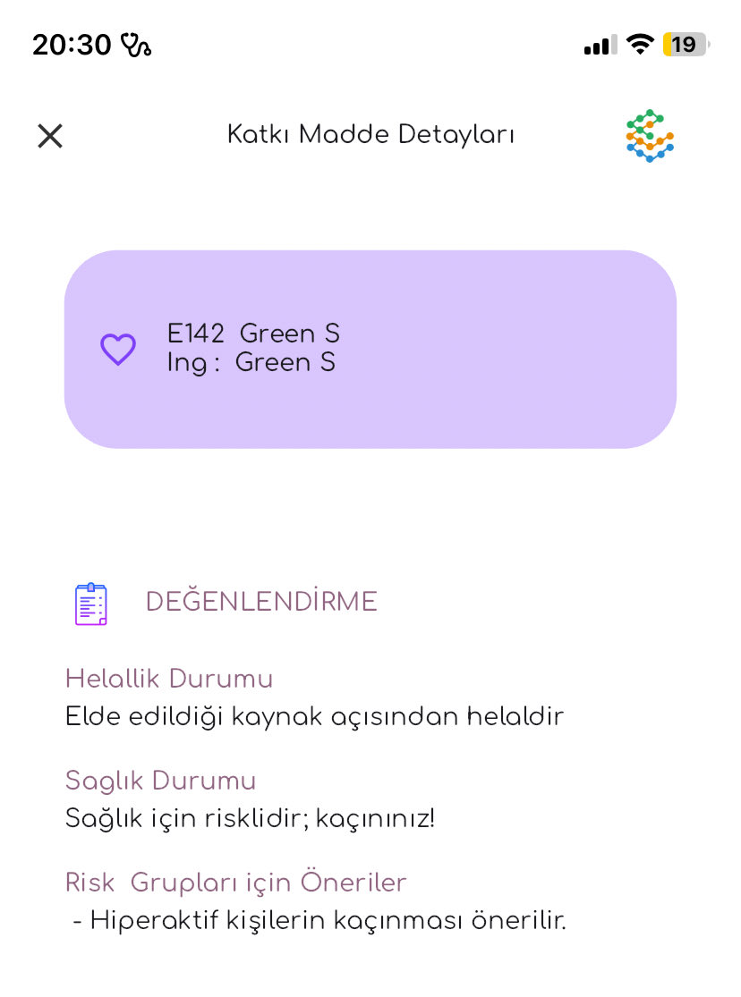 Dün AVM’de geziyorduk, oğlan pamuk şeker istedi. Bir pamuk şekerci buldum, ürünü elime aldım. Sonra içimden bir ses “arkasını oku” dedi. Okudum…
Karşımda bir sürü E kodu.

Altında da şu ifade vardı:
“Aşırı kullanımı çocukların bedensel aktivitesi ve dikkati üzerinde olumsuz