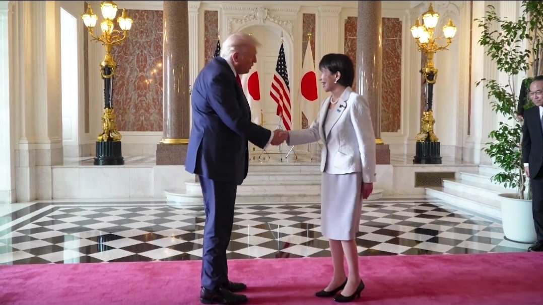 LolaMenee's tweet photo. @KC_34500 Oulà il y a absolument rien a voir ... ce n’est clairement pas Francs Maçon codé ...
Rencontre de Trump et de Mme Sanae Takaïchi première ministre du Japon #Pilars #Piliers #Damiers
https://t.co/JLk8eHkxxn https://t.co/citPsLWk2S