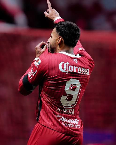 pinedalex07's tweet photo. UN1DO2
Llegó la doce y el bicampeonato de 
los pies de nuestro capitán.
¡Arriba el Toluca, carajo!
🏆🏆 https://t.co/I8WuPX3TDB