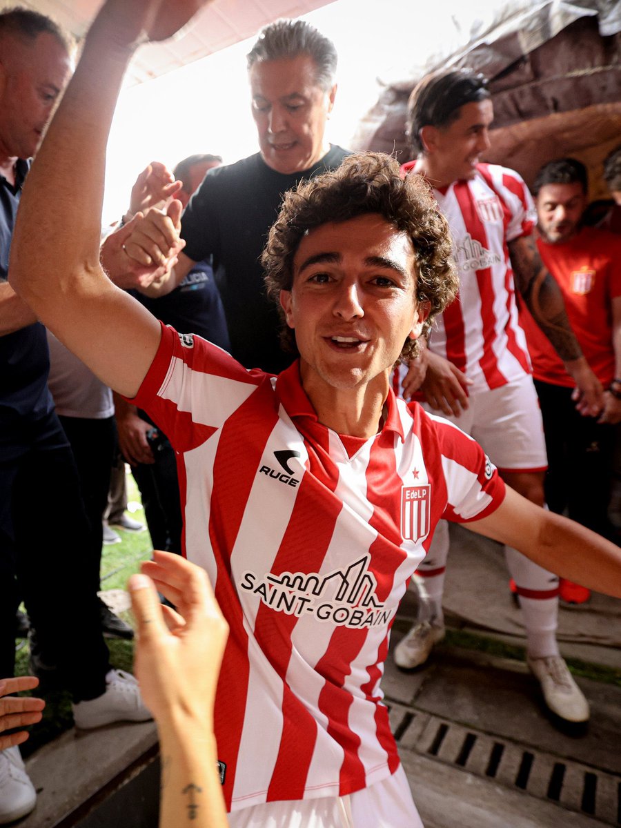 Este chico surgido de club con 24 años ya ganó 4 títulos, va por su sexta final .
En unos años podría ser tranquilamente el referente de los más jóvenes que lleguen a primera para enseñarles qué es Estudiantes de La Plata.