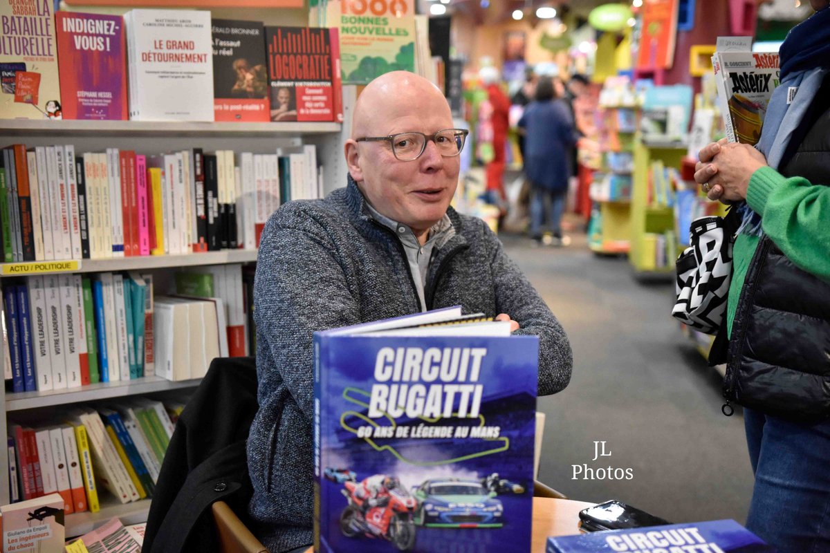 #LeMans  samedi 13 décembre 2025. 
Un ancien reporter #SportifEquipe en dédicace. 

#CircuitBugatti 
60ans de légende #LeMans 
Stéphane Barbé, ancien reporter du quotidien #EquipeSportif était en rencontre et dédicace ce samedi à la librairie #Thuard