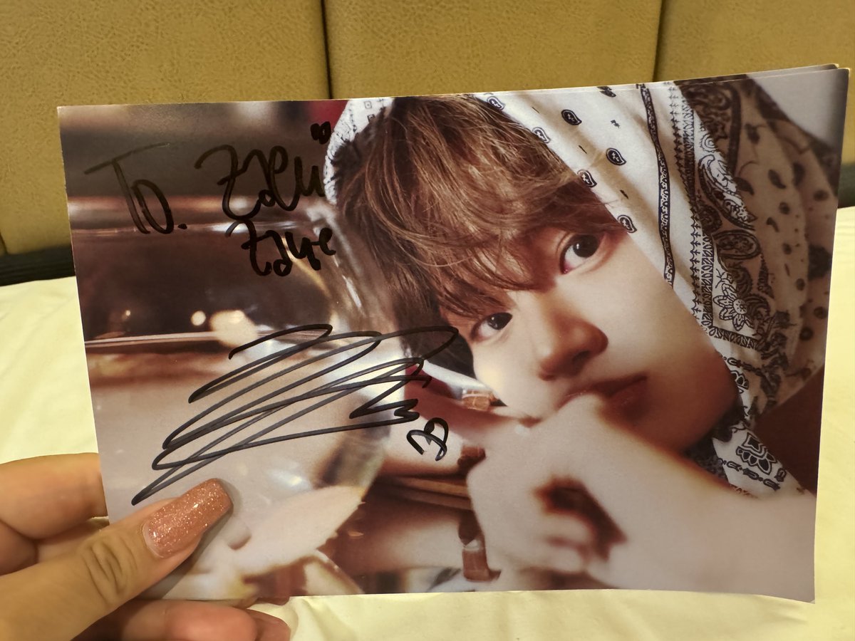 แล้วเรื่องจำไม่ได้ก็ไม่ต้องนอยนะคะ สินปินที่เขียนชื่อชั้นมาแล้วกว่า 100 รอบตลอด 8 ปี 

และแน่นอนว่า เจอกันครั้งล่าสุด เค้าเขียนผิดค่ะ จบ