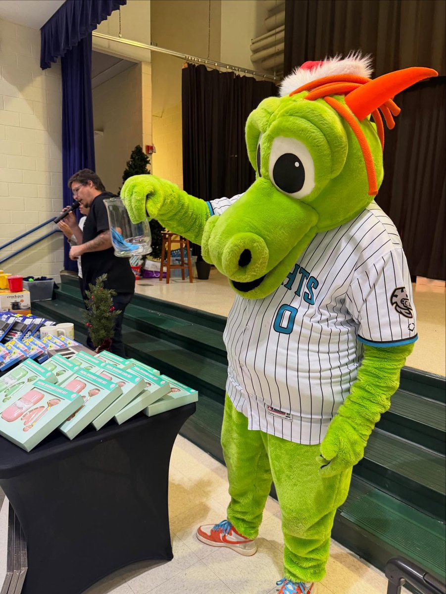 Our 12 Knights of Givemas presented by <a href="/OrthoCarolina/">OrthoCarolina</a> is officially complete! Here’s what we did for the final four days of the event around our incredible Charlotte community! ⬇️🎄🎁

❤️ Tuesday, December 9th: Served lunch at Roof Above and donated socks and gloves!

🎁