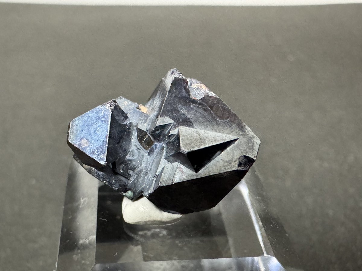 sorascape's tweet image. 池袋ショー戦利品その4。
個人的に大好きな赤銅鉱。手に取ってみたらまさかのRay Mine。針状じゃなくて八面体のこのサイズが手に入るなんて。しっかりと透過光で赤くなります。