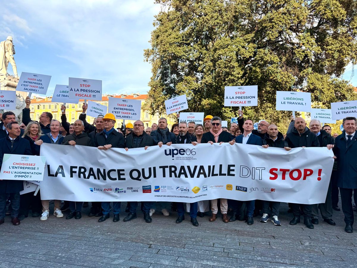 FBTP06's tweet image. Les entrepreneurs du BTP étaient présents Place Garibaldi aux côtés des acteurs de l’économie locale !

Un rassemblement citoyen, économique et responsable, pour :
🛑Dire stop à la pression fiscale
⛓️‍Libérer le travail et la production
⚖️Réformer l'Etat avant de taxer