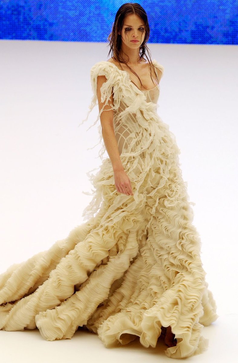 ChrryMartinis's tweet image. Alexander McQueen’s ‘oyster dress’ from his spring/summer 2003 ‘irere’ collection