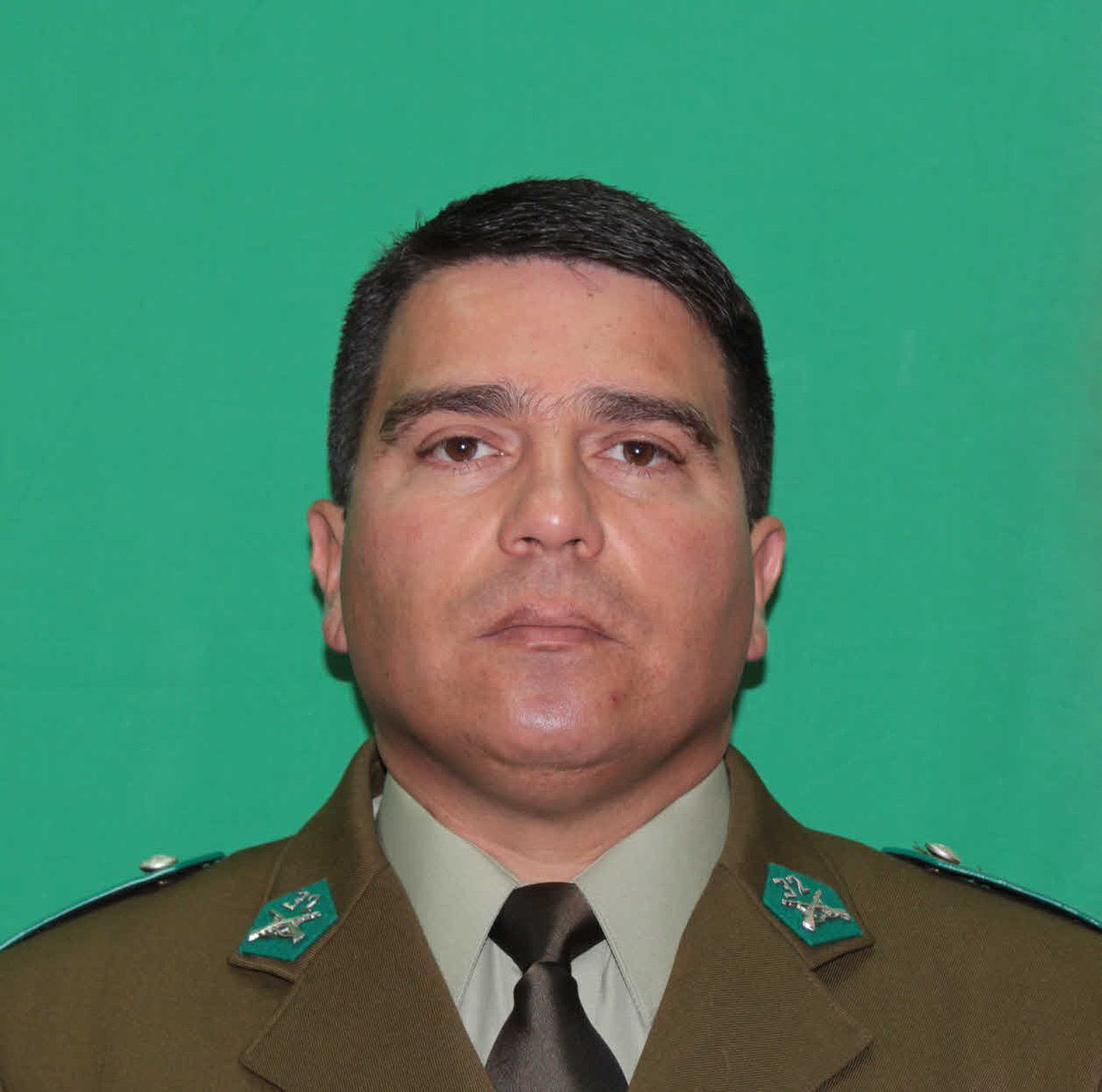 ClaudioCrespoG's tweet photo. Un día como hoy en el 2018, falleció el Sargento 1ro. Rodrigo Valenzuela Vargas, de la tenencia Paine, quien mientras realizaba controles en la Ruta 5 Sur, fue atropellado por un camión para evitar el control policial.

Honor y Gloria a los que por la Patria mueren. https://t.co/PkxBx9r37K