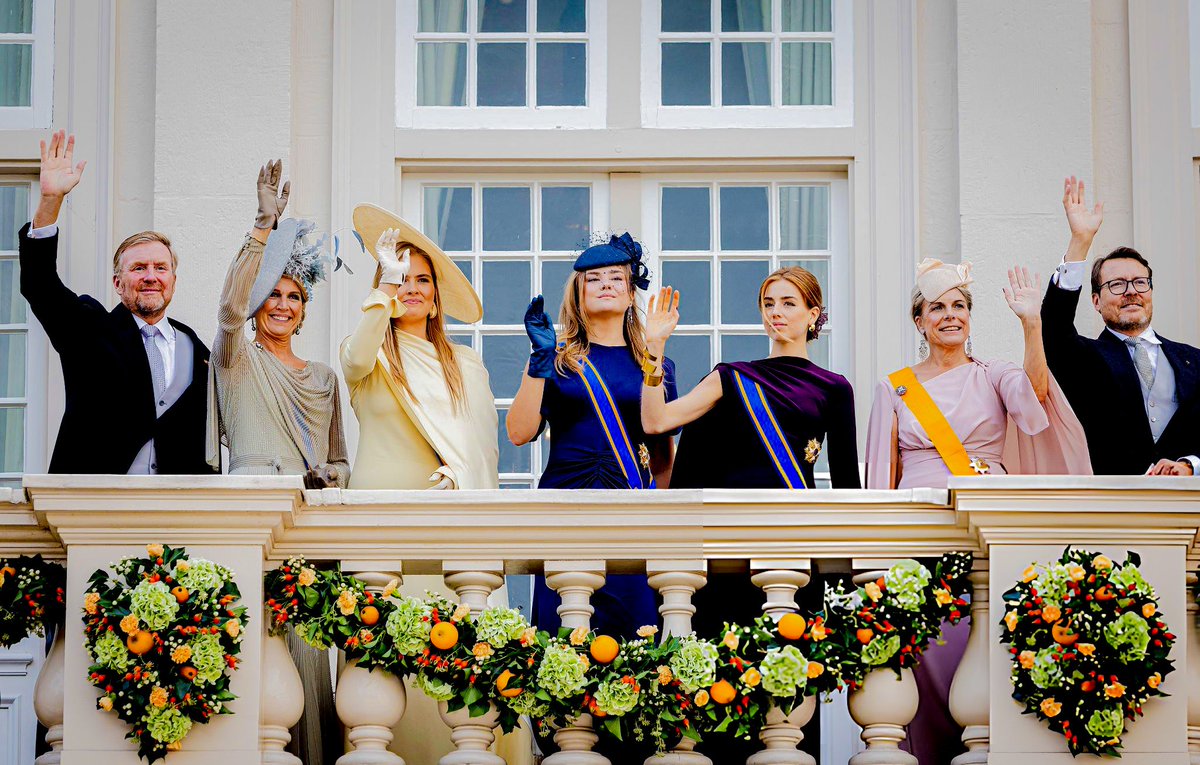 royalchildren_'s tweet photo. #KingWillemAlexander #QueenMaxima #PrincessCatharinaAmalia #PrincessAlexia #PrincessAriane #PrinceConstantijn and #PrincessLaurentien appear on the balcony of Noordeinde Palace after the State opening of the Parliament (“Prinsjesdag”), in The Hague 👑 -September 16th 2025. https://t.co/Swcv782GqB